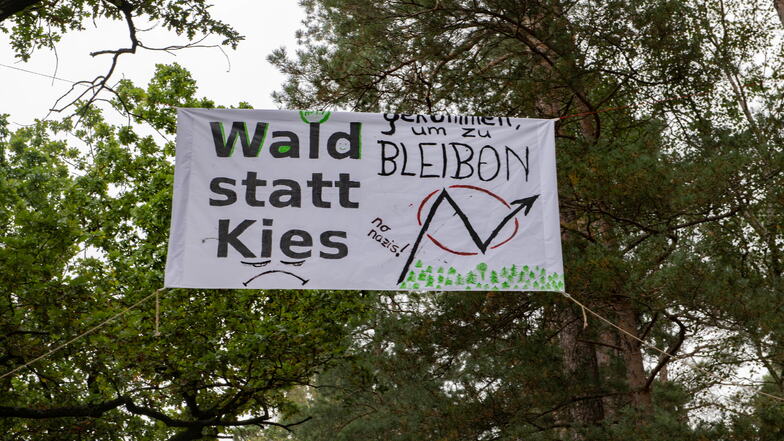 Der Protest gegen einen erweiterten Kiesabbau und die geplante Rodung von Kiefernwald bei Würschnitz hält an.