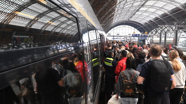 Solche Bilder gab es in Prag, als in den relativ leeren Zug Hunderte Fahrgäste gen Wien einstiegen.