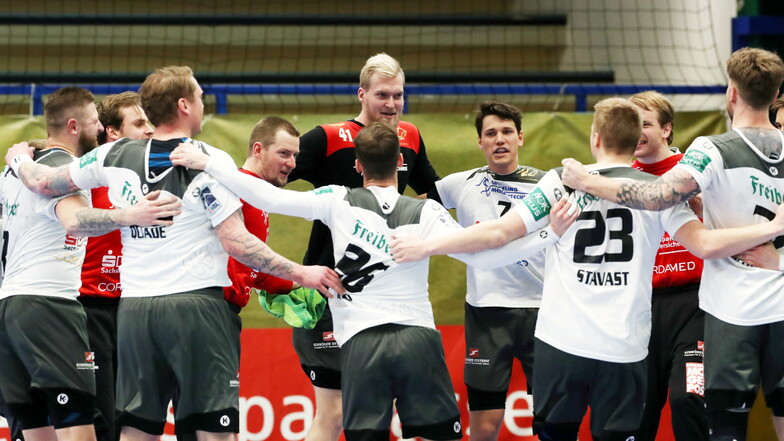 Der Jubel ist verdient: In Aue feiern die Dresdner Zweitliga-Handballer ihren höchsten Saisonsieg.
