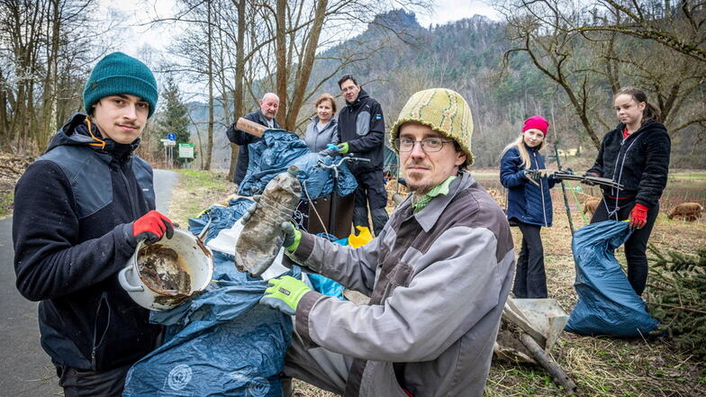 Dem Unrat den Garaus gemacht: Patrick Müller (vorn links) und Patrick Pietzsch (vorn rechts) sowie weitere Helfer sammelten in Königstein Müll von den Elbwiesen.