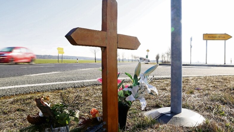 Noch heute erinnert ein Kreuz an den tragischen Unfall an der S 88 nahe Zschepa. Hier kam im Sommer 2017 ein 47-jähriger Motorradfahrer ums Leben.