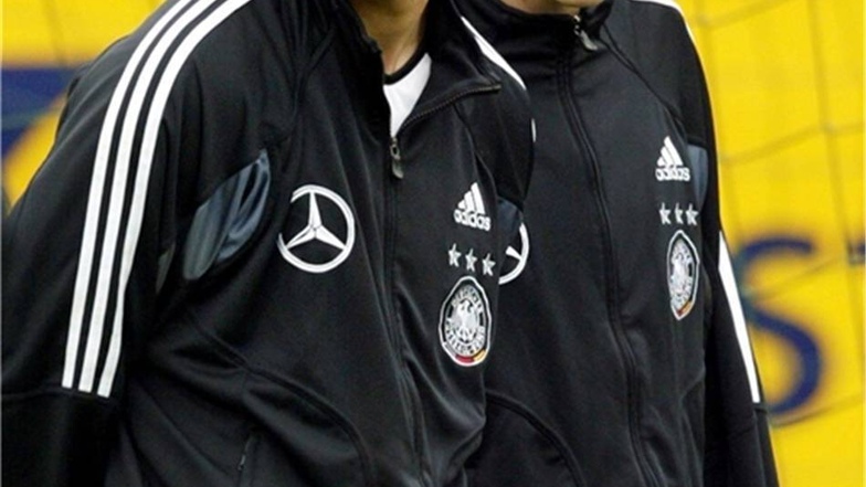 Sind sie nicht knuffig, die jungen Burschen? Lukas Podolski (l.) und Bastian Schweinsteiger vor der EM 2004 als Neulinge in der Auswahl.