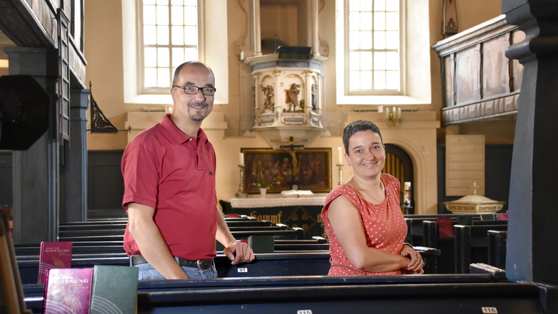 Sammeln fleißig Spenden für die Innenraumsanierung der Weixdorfer Kirche: Alexander Manzke und Katja Wurlitzer vom Kirchbauverein.