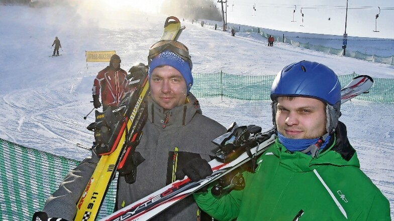 Dank der frostigen Temperaturen konnten am Rugiswalder Skihang die Schneekanonen auf Dauerbetrieb laufen. Dem Schneespaß steht nun nichts mehr im Wege. Das nutzen Tobias Kowalow und Martin Marx (re.), um ihre Skier einzuweihen.
