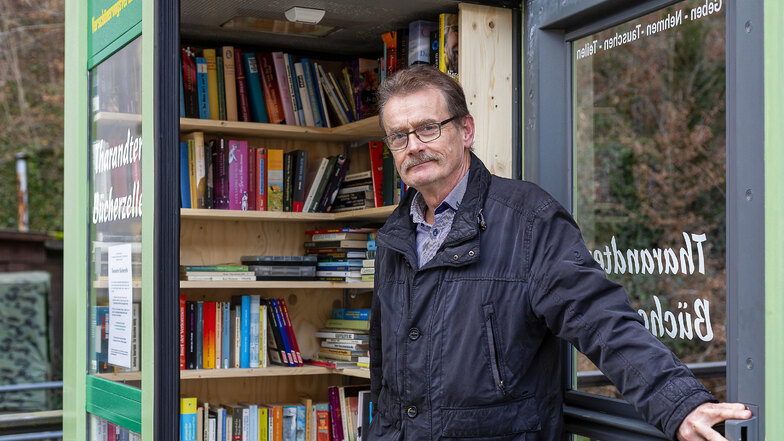Joachim Jentzsch, Vorsitzender des Verschönerungsvereins, an der neuen Bücherzelle in Tharandt.