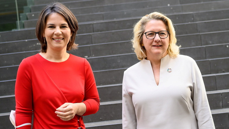 Annalena Baerbock (l, Bündnis 90/Die Grünen), Außenministerin, und Svenja Schulze (SPD), Entwicklungsministerin, stellen ihre Konzepte für eine stärkere feministische Politik in ihren Ministerien vor.