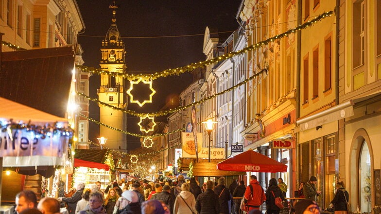 Bis zum 22. Dezember laden zahlreiche Stände auf Reichenstraße, Haupt- und Kornmarkt zum Bummeln ein.