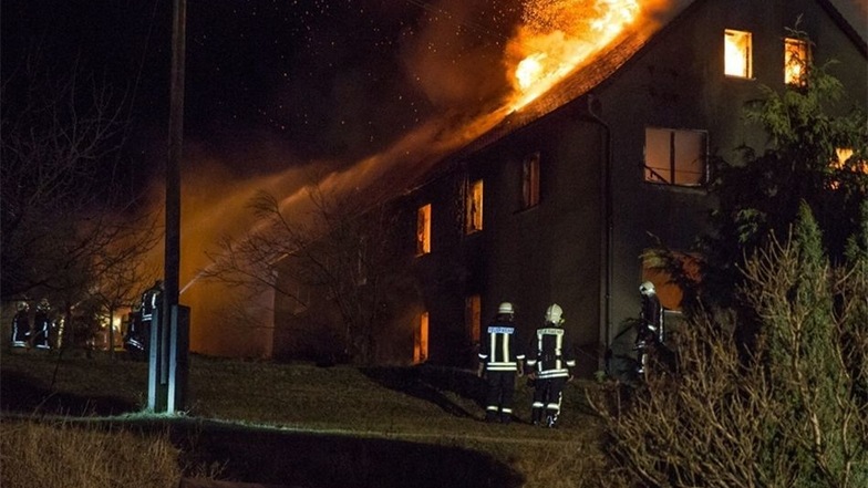 Das Haus während des Brandes. Innerhalb weniger Minuten fingen auch Obergeschoss und Dachstuhl Feuer.
