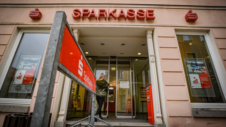 In der Sparkasse am Markt in Kamenz sind am Samstagabend zwei Menschen beim Geldabheben eingeschlossen worden.