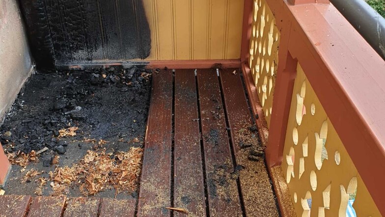 Spuren des Feuers auf deiner der Holz-Balkone des historischen Bilz-Sanatorium.