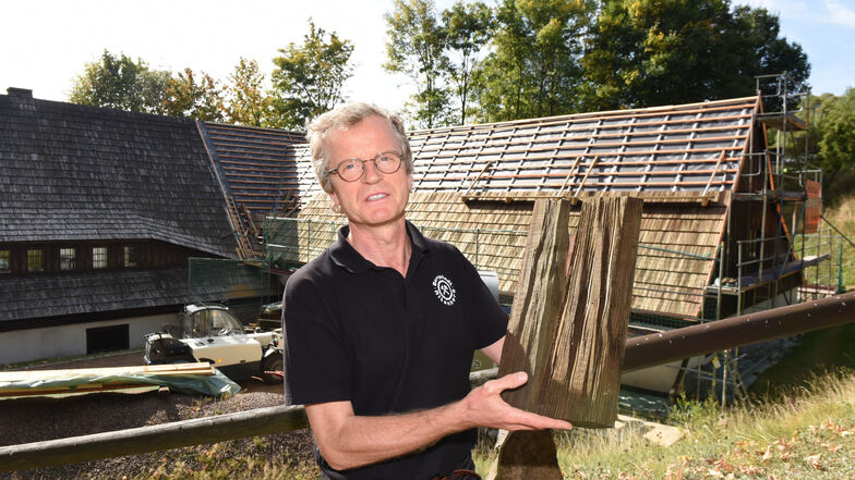 Ein Bergbaumuseum gibt es in der Sächsischen Schweiz nicht. Im Osterzgebirge, genauer gesagt, Zinnwald, schon. Museumsleiter Christoph Schröder zeigt die Holzschindeln, mit denen das Dach saniert wird.