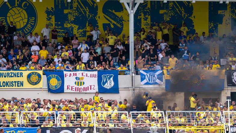 Am Rande des Pokalspiels zwischen Lok Leipzig und Eintracht Frankfurt waren vier Fußballfans angegriffen worden.