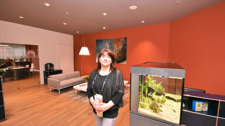 Lounge-Managerin Kati Scheuner ist eine der acht MitarbeiterInnen, die in der neuen Wohn-Lounge der LebensRäume-Genossenschaft tätig sind.