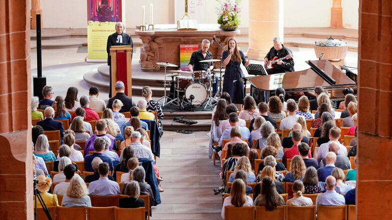 Auftritt vor vollem Gotteshaus: Sängerin Tine Wiechmann tritt in der Heiliggeistkirche während eines Taylor-Swift-Gottesdienstes auf.