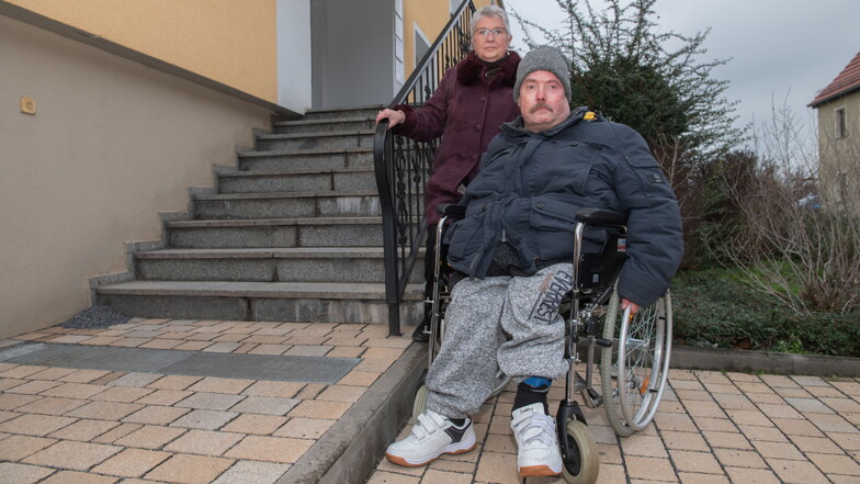Jörg Salomo und seine Mutter Evi am Zugang zur Katharinengasse 18, wo mehrere Ärzte ihre Praxis haben. Doch für Jörg Salomo ist es unmöglich, mit dem Rollstuhl da hineinzukommen.