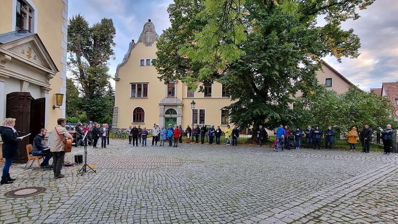 Etwa 50 Teilnehmer sangen zum 3. Oktober vor der Radeburger Kirche die Nationalhymne.