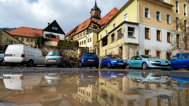 Kostenlos parken mitten in Königstein: Auf dem unbefestigten Parkplatz an der Pirnaer Straße 1 ist das weiterhin möglich.