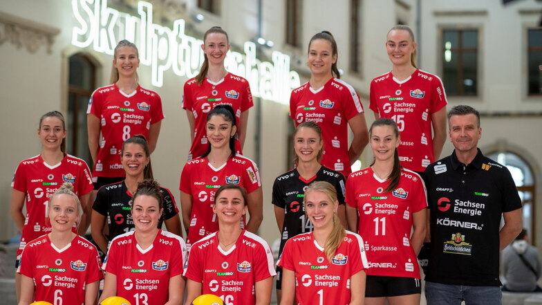 Die DSC-Volleyballerinnen beim Fotoshooting vorm Saisonstart im Albertinum und damit sozusagen zwei Dresdner Sehenswürdigkeiten.