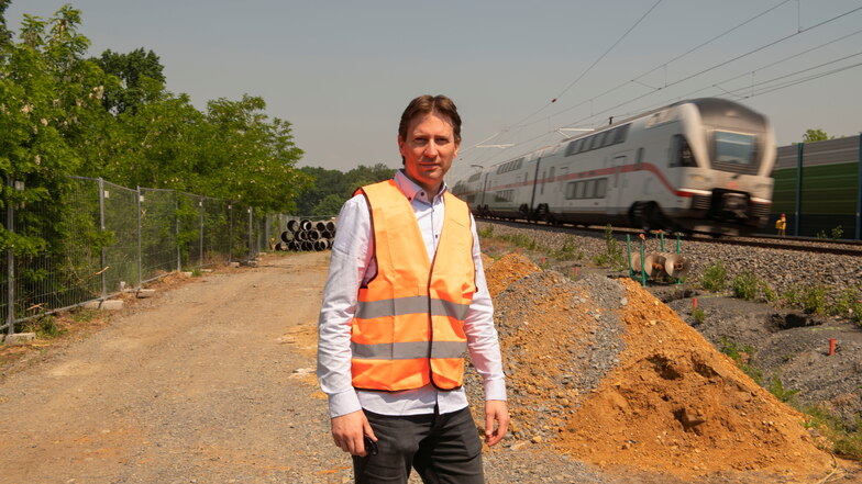 Martin Ludwig ist Projektleiter der Ausbaustrecke Dresden-Berlin. Hier steht er an den Bahngleisen, die eine weitere Schallschutzwand bekommen.
