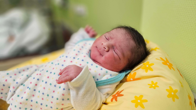 Der kleine Görlitzer Raimundo Büttner kam am 2. Januar um 8.15 Uhr auf die Welt. Er ist das erste Baby im neuen Jahr 2024 im Klinikum Görlitz.