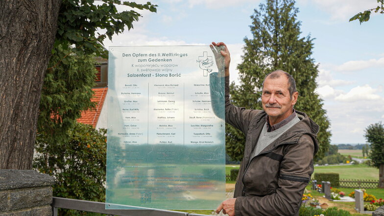 Volker Worm hat viel Arbeit in die Gedenktafel für Opfer des Zweiten Weltkriegs gesteckt. An der Kapelle auf dem Friedhof in Salzenforst soll sie angebracht werden. Doch die Stadtverwaltung Bautzen genehmigt das nicht.