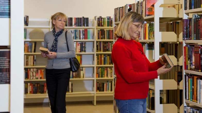 Viel Platz für viel Lesestoff: Birgit Popp (l.) und Olga Braun zählten zu den ersten Besuchern in der neuen Zentralbibliothek.