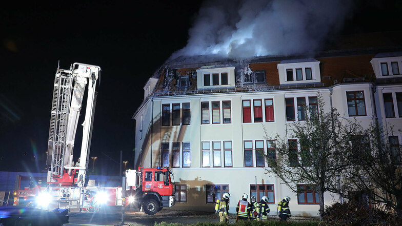 Auf Drehleitern stehend löschten die Feuerwehrleute den Brand in Freital.