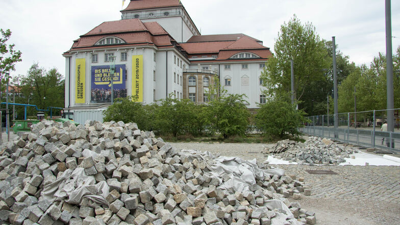 Der Platz vor dem Schauspielhaus ist zur Baustelle geworden.