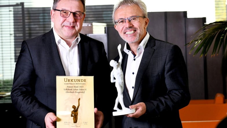 Die Volksbank-Vorstände Horst Habrik (links) und Karl-Anton Erath mit dem Mittelstandspreis.