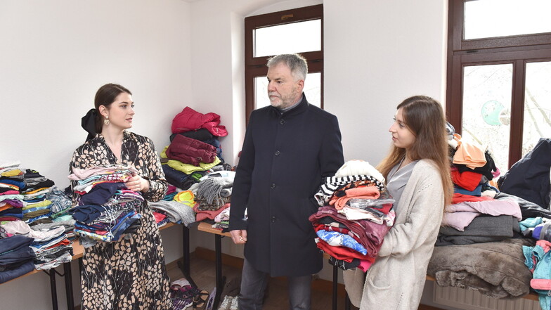 Freitals Oberbürgermeister Uwe Rumberg besuchte die Sammelstelle für Hilfsgüter des Zusammenleben-Vereins und sprach mit den Helferinnen Tatjana Shulman (l.) und Kristina Eremina.
