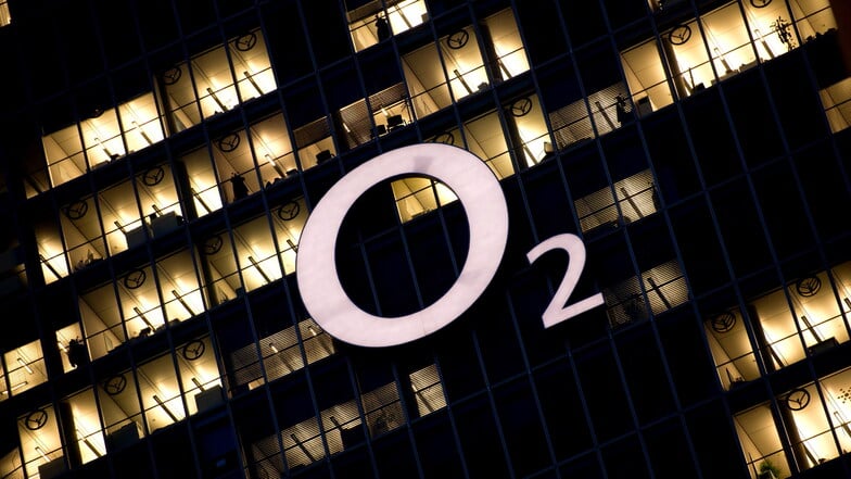 Das Logo des Mobilfunkanbieters O2 leuchtet an der Zentrale von Telefonica Deutschland in München. Die Störungen bei O2 sind mittlerweile behoben.