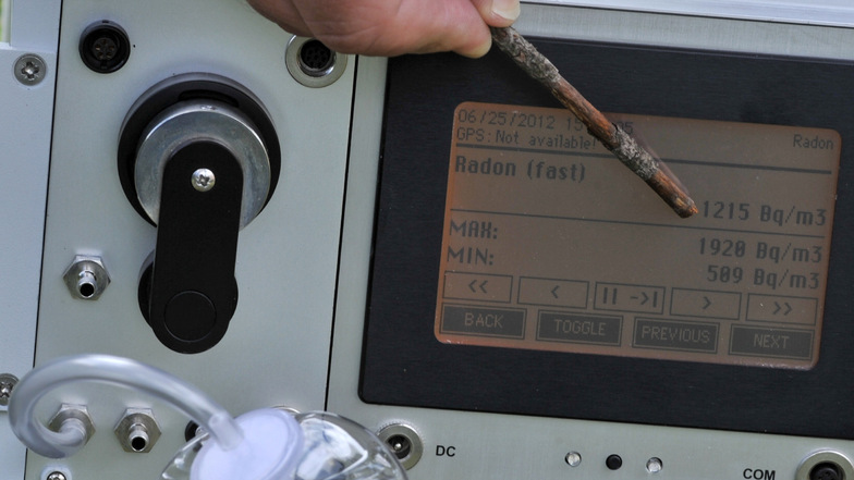 Eine Radonbelastung von 1215 Becquerel pro Kubikmeter misst ein Radon-Messgerät am 25. Juni 2012 auf einem Bergbaugelände in Bad Schlema. Sachsen kennt sich mit dem Edelgas Radon bestens aus - gerade im Erzgebirge ist es im Boden reichlich vorhanden.