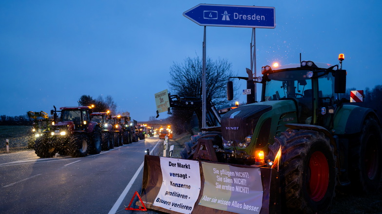 Protestierende Landwirte mit Fahrzeugen an der A4-Auffahrt Burkau.