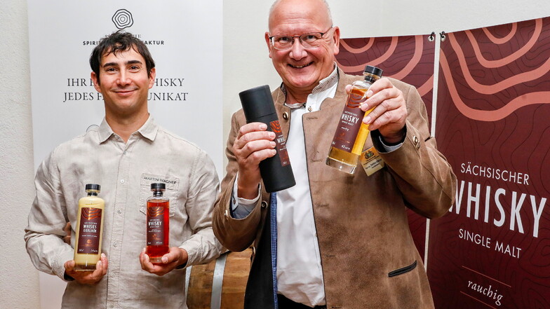 Martin Wagner und Steffen Dittmar (r.) zeigen ihren gemeinsam produzierten Whisky.
