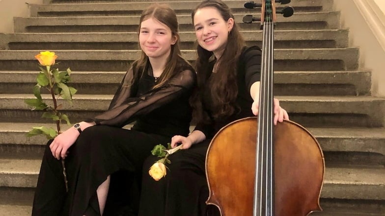 Anne Beykirch (links) und Josepha Eleonore Kühn erreichten beim Bundeswettbewerb "Jugend musiziert" einen ersten Preis. Das Bild wurde nach dem Landeswettbewerb aufgenommen.