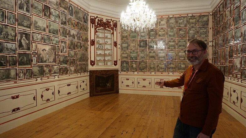 Rudolf Krause zeigt das wieder hergestellte grafische Kabinett mit 300 Kupferstichen.