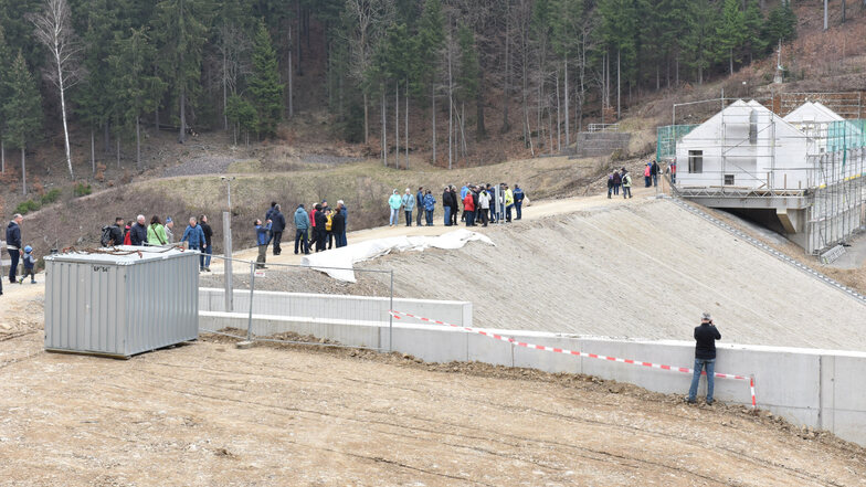 Als die Baustelle gefahrlos begangen werden konnte, gab es im Frühjahr 2019 einen Tag der offenen Tür auf dem neu aufgeschütteten Damm. 