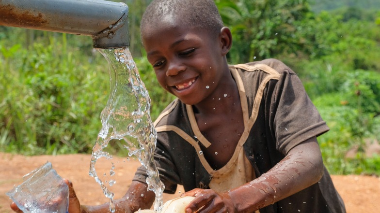 Moses Kyambadde freut sich, dass seine Familie im Dorf Lusera am Viktoriasee mit Wasser versorgt werden kann. Den Brunnen hat die Hilfsorganisation Arche Nova gebaut. Betrieben wird er von der Frauen-Selbsthilfegruppe Katosi Women Developement Trust.
