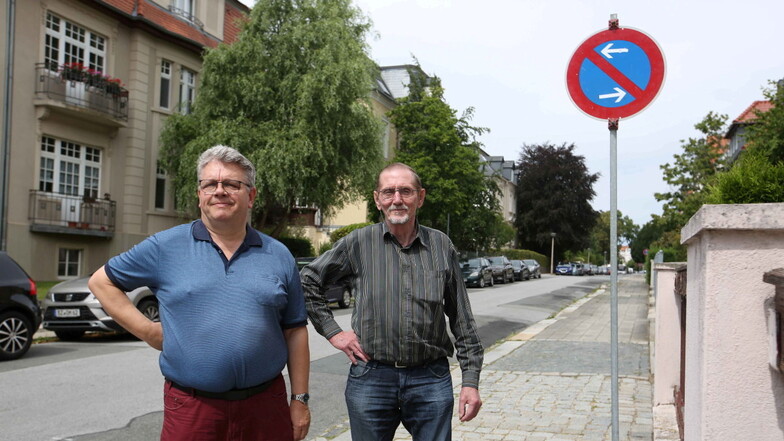Olaf Mierwaldt (l.) und Falko Rolke sind verärgert, dass auf einer Seite der Martin-Hoop-Straße in Bautzen Parken plötzlich verboten ist.