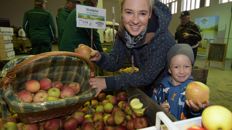 Theo und Claudia Schuster aus Waldheim haben sich – wie viele andere Gäste aus der Region und darüber hinaus – beim Apfeltag der Leisniger Obstgärtner mit Vitaminen bevorratet.
