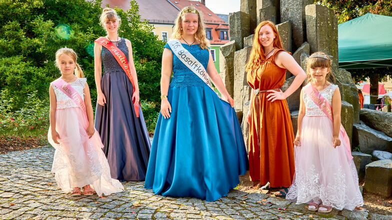 Die 16. Basaltkönigin Sophie Sonntag (Mitte), Leoni Weser (2.v.l.), 15. Basaltkönigin und Bettina Uhlemann (2.v.r.) die 13. Majestät, zusammen mit den beiden Prinzessinnen Tünde (links) und Xena (rechts).