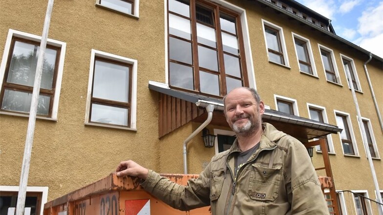 Bauamtsleiter Andreas Gabler vor dem Anbau mit dem großen Fenster. Auch dieses soll ausgetauscht werden.