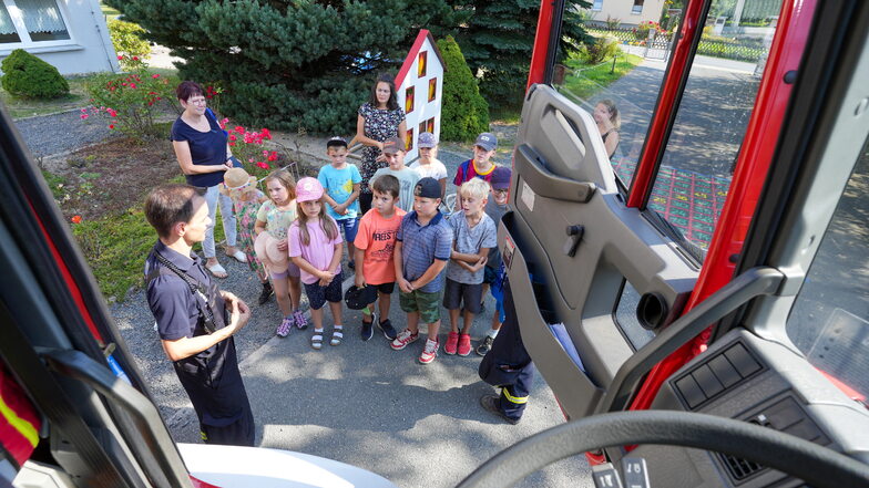 André Meyer von der Eibauer Feuerwehr erzählt den Kindern Spannendes aus dem Feuerwehr-Alltag und zeigte das Fahrzeug.