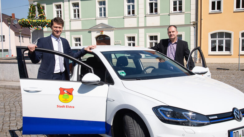 Gunnar Schneider, Leiter des Enso-Kommunalvertriebes, übergibt den VW e-Golf an Bürgermeister Frank Wachholz (r.).