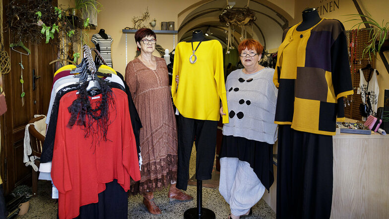 Dagmar Tippmann (rechts) und ihre Mitarbeiterin Monika Lochner bieten Mode für starke Frauen an.