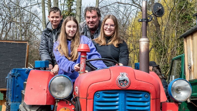 Torsten Winkler (2.v.r) ist mit einem ITM 533 zum Traktortreffen nach Döbeln gekommen. Tochter Ronja (r.) sowie Melanie und Paul sind ebenfalls von der Technik begeistert.