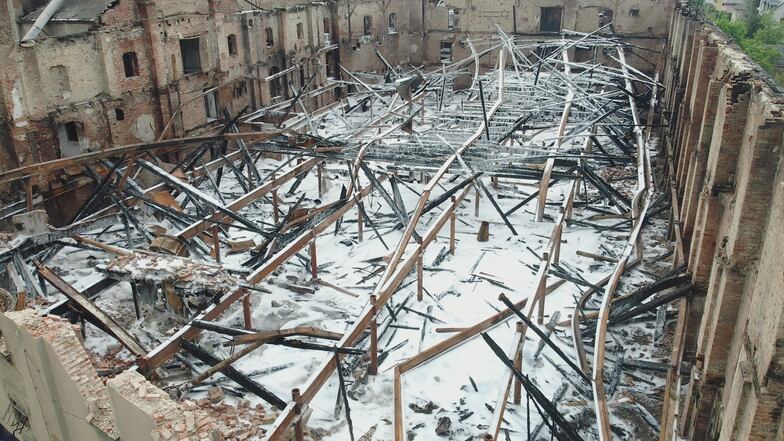 Blick auf die Schaumdecke im Inneren des vom Brand betroffenen Industriegebäudes - das Großfeuer ist gelöscht.