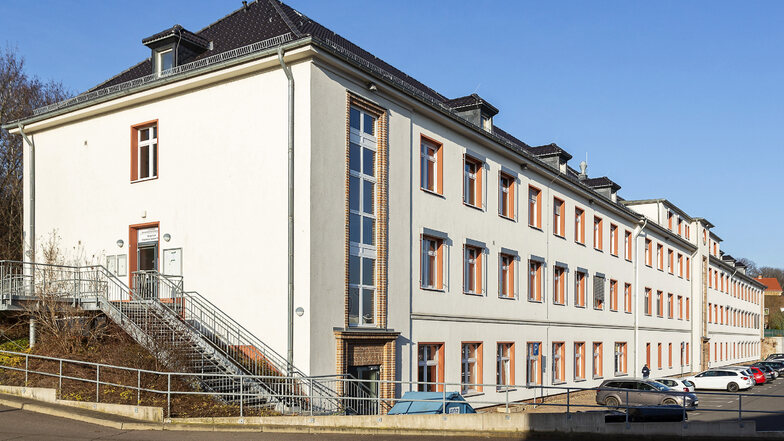 Im Verwaltungsgebäude in der Hüttenstraße in Döhlen arbeiten derzeit 150 Beschäftigte des Landratsamtes. Sie müssen nun für eine Bundesbehörde Platz machen.