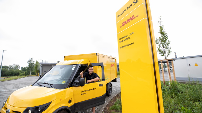 Benno Krahl mit einem neuen E-Scooter im Gewerbegebiet Copitz-Nord: Der neue Post-Zustellstützpunkt in Pirna soll in wenigen Jahren klimaneutral arbeiten.