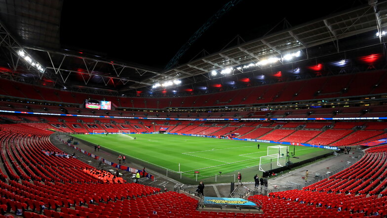 London, Wembley-Stadion: 22.500 zugelassene Zuschauer; drei Gruppenspiele, zwei Achtelfinale, zwei Halbfinale und Endspiel.